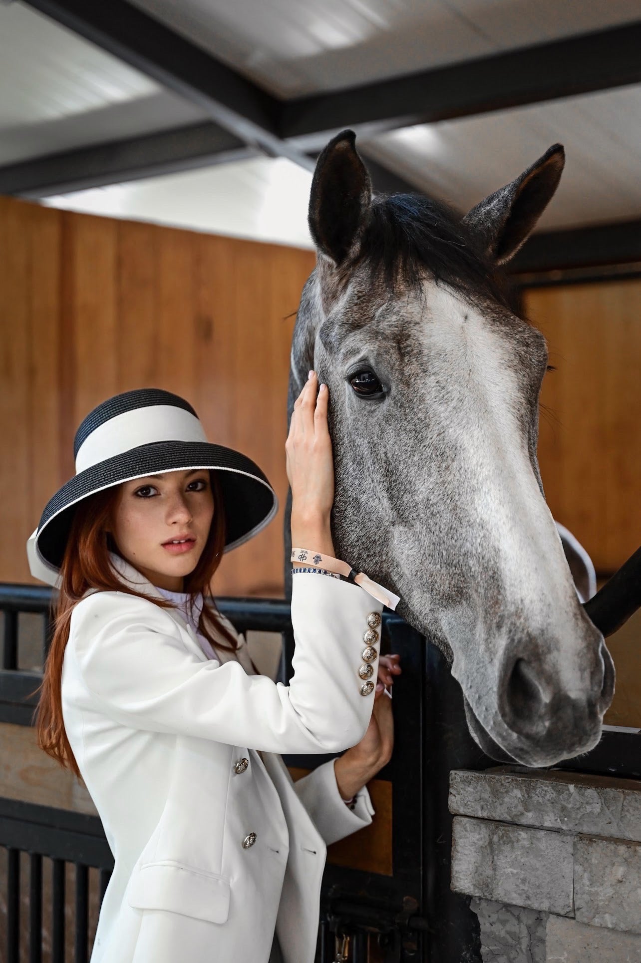 Leonora hat